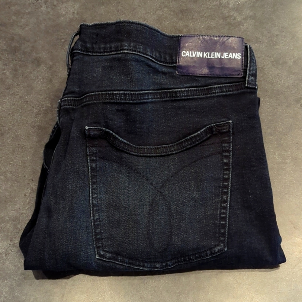 Calvin Klein Standard Straight Jean. 38 x 32. Black.